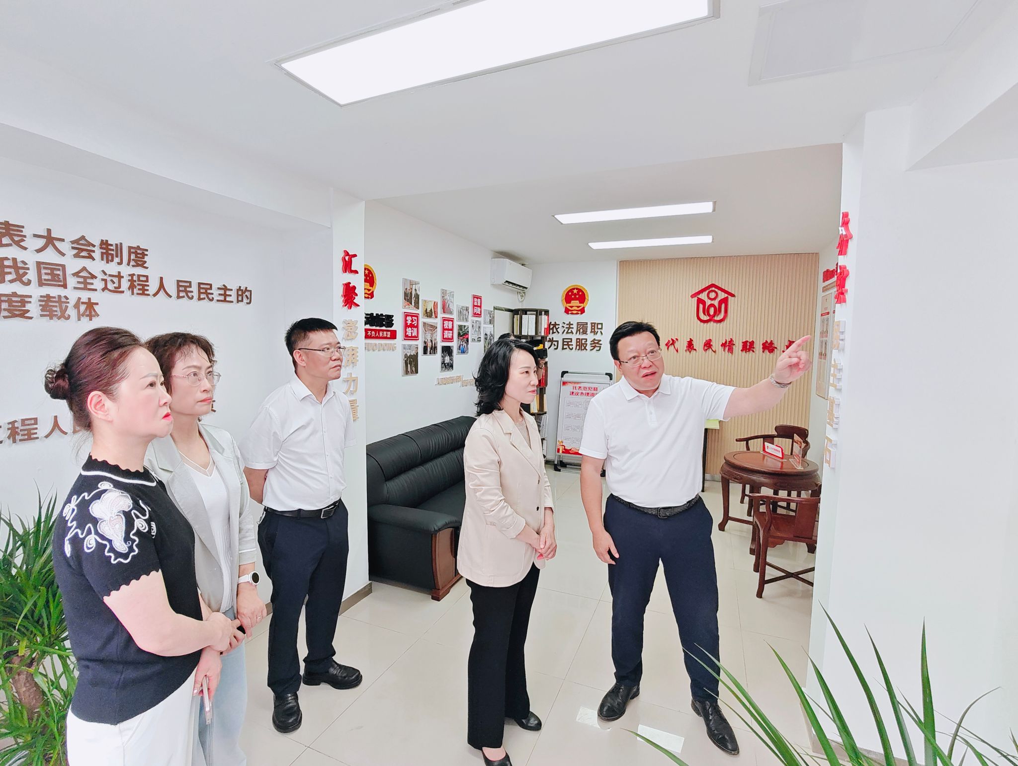 区人大常委会主任王频莅临三峡医院调研指导人大代表民情联络点工作
